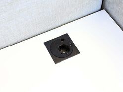 Obturateur avec prise de courant, USB et guide-câbles