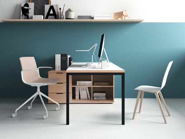 Bureau individuel Agile sur crédence avec caisson