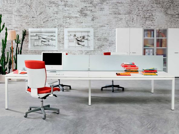Bureau bench 4 personnes Link avec cloisons en verre