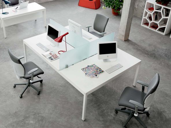 Bureau bench 3 personnes Link avec cloisons en verre