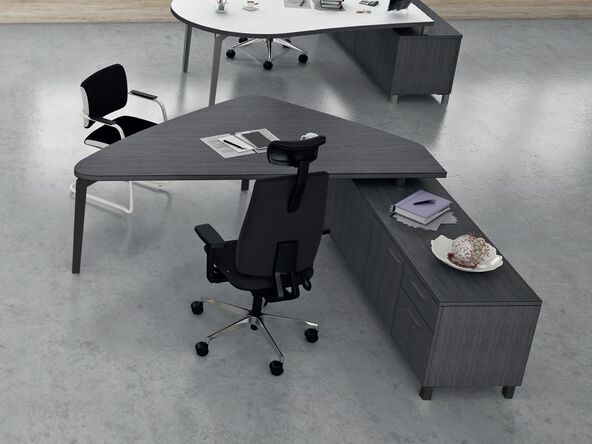 Bureau de direction Paris triangulaire sur crédence