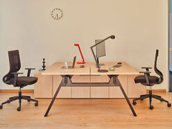 Bureau bench 2 personnes sur crédence Viga en mélaminé
