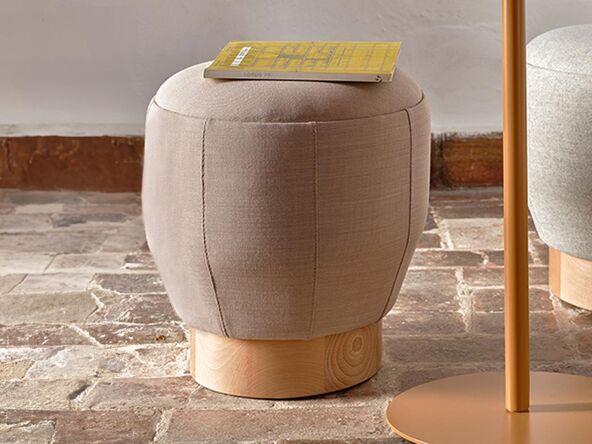 Pouf Brisa avec socle en bois