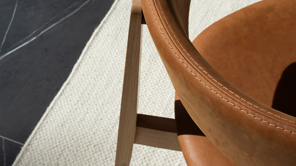 Chaises et tabourets en bois massif Nora