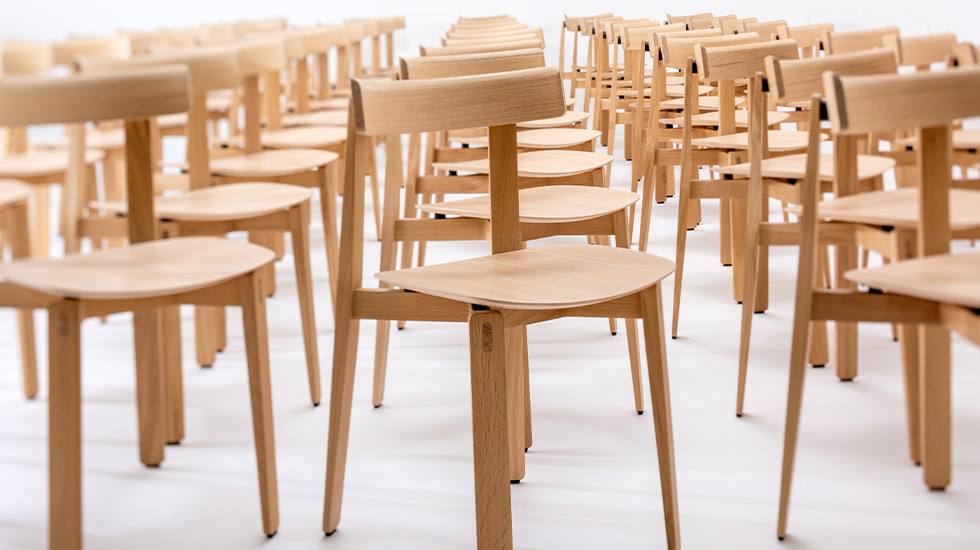 Chaises et tabourets en bois massif Nora