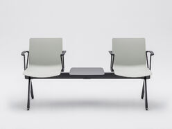 Chaises sur poutre avec tablette Shila et accoudoirs